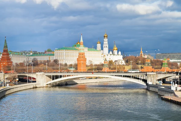 Sonnenlicht beleuchtete Moskauer Kreml im Herbst — Stockfoto