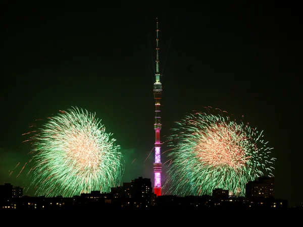 Éjszakai jelenet a Tv-torony és a tűzijáték, Moszkva — Stock Fotó