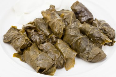 dolma gelen Asma yaprakları ve beyaz tabakta kıyma