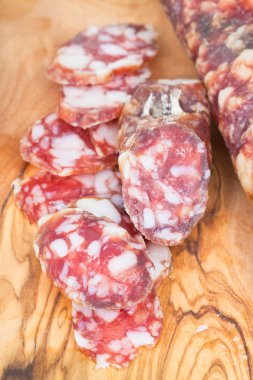 Doğrama ahşap kurulu üzerinde kurutulmuş Sosis füme dilimlenmiş