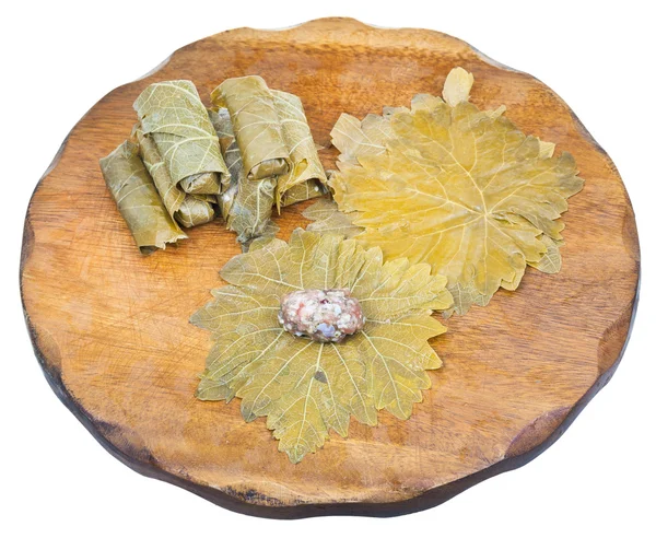 Preparación de dolma a partir de hojas de uva y carne picada —  Fotos de Stock
