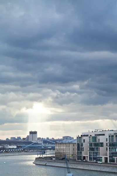 下雨天乌云和莫斯科城市上空的阳光 — 图库照片