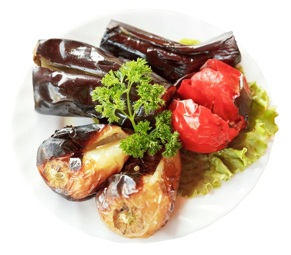 Ovan bild av grillade grönsaker på plattan isolerad — Stockfoto