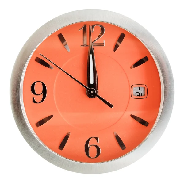 Eine Minute vor zwölf Uhr auf orangefarbenem Zifferblatt — Stockfoto