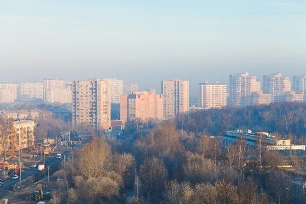 Kalter Herbst nebliger Sonnenaufgang über der Straße — Stockfoto