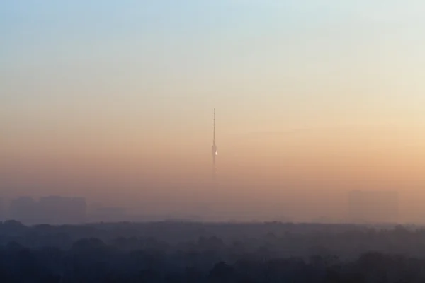 Mlha nad městem na chladné podzimní svítání — Stock fotografie