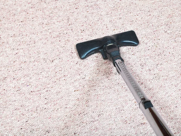Teppichboden saugen mit Staubsauger — Stockfoto