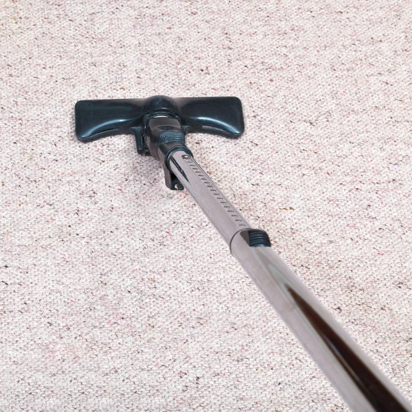 Limpeza carpete com um hoover — Fotografia de Stock