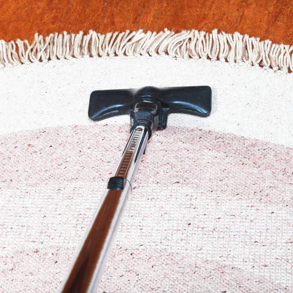 Dywan czyszczenia z odkurzacza — Zdjęcie stockowe