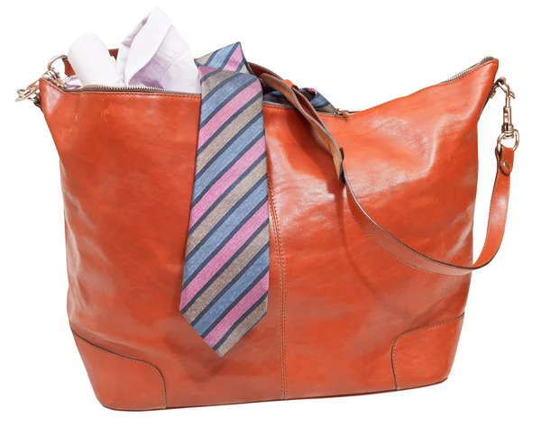 Мужская кожаная сумка с рубашкой и галстуком — стоковое фото