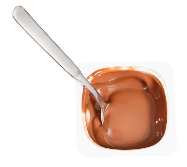 Yogur de chocolate y cuchara en taza de plástico —  Fotos de Stock