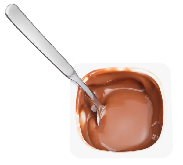 Yogurt al cioccolato e cucchiaio in tazza di plastica — Foto Stock