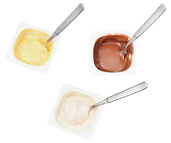Sada jogurt v jednorázových plastových kelímků — Stock fotografie