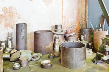 metal bileşenleri ve tablo iş parçası