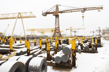 çelik rulo ve metal barlar takviye depolama