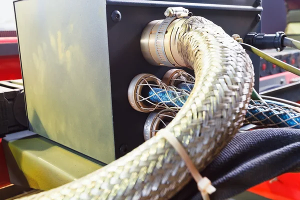 Conexão de braçadeira de cabos de trança elétricos — Fotografia de Stock