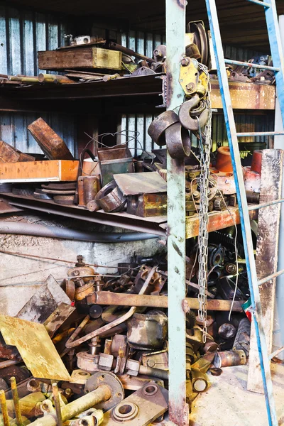 Almacén de fábrica con piezas de repuesto usadas — Foto de Stock