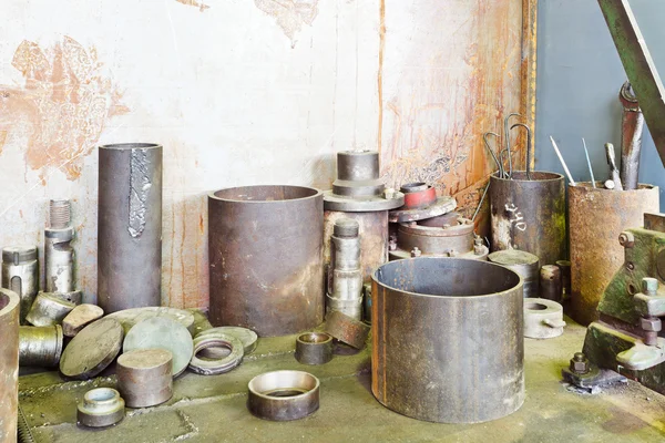 Metal components and workpiece on table — Stock Photo, Image