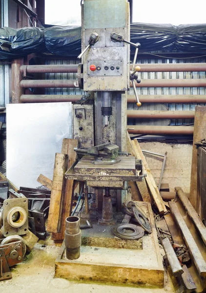 Расточная машина в токарном цехе — стоковое фото