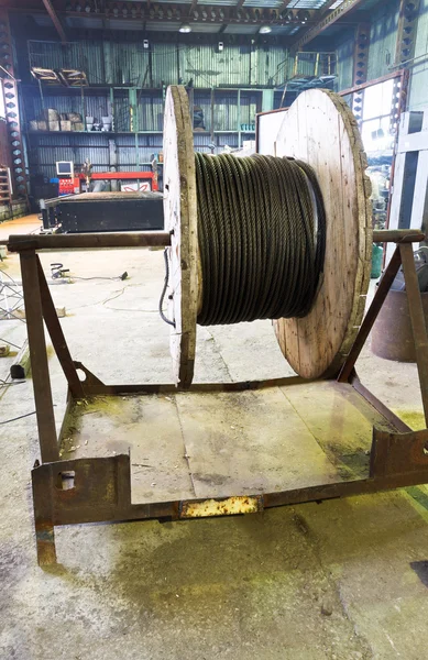 Hargar で鋼のワイヤー ロープと木製リール — ストック写真