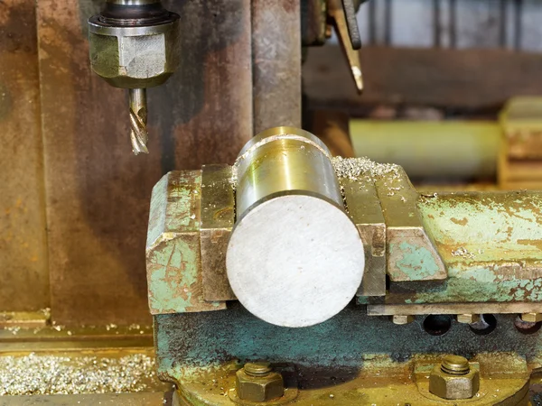 Peça de trabalho e broca de chato máquina de perto — Fotografia de Stock