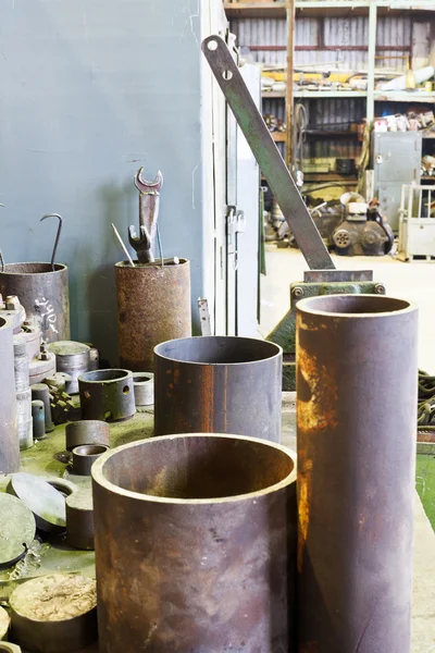 Herramientas de metal y pieza de trabajo en el banco de trabajo — Foto de Stock