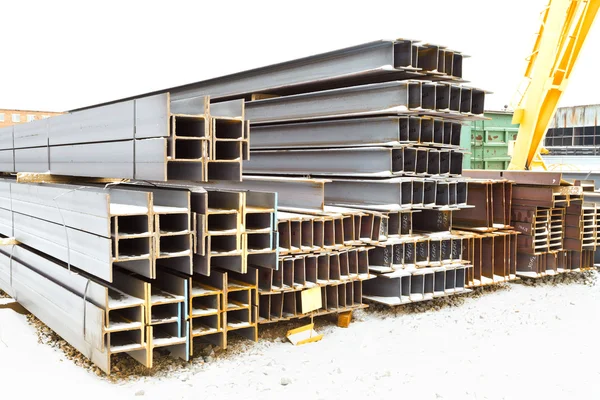 Steel beams in outdoor warehouse — Stock Photo, Image