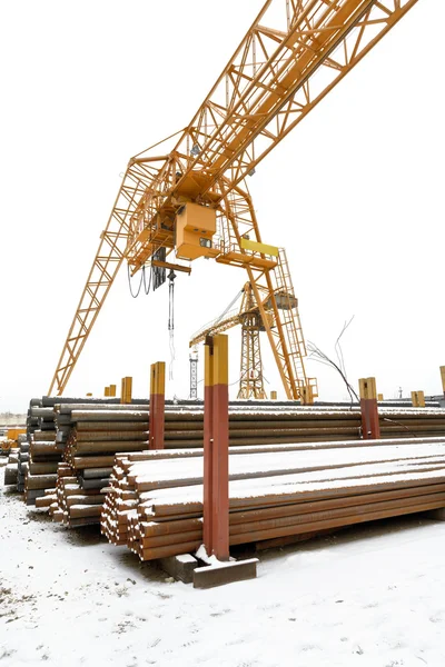 Gantry crane over outdoor warehouse — Stock Photo, Image