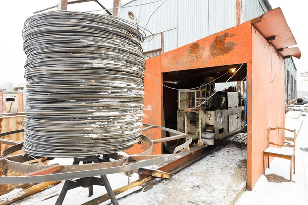 Barra de acero y acero de corte y dobladora de la máquina — Foto de Stock