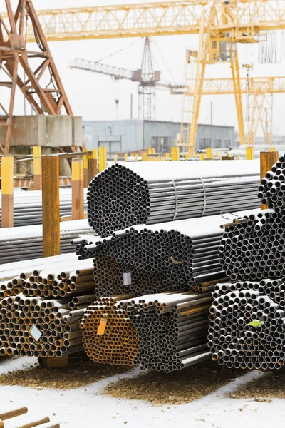 Storing of steel pipes in outdoor warehouse — Stock Photo, Image