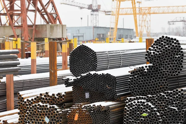 Storage of steel pipes in outdoor warehouse — Stock Photo, Image