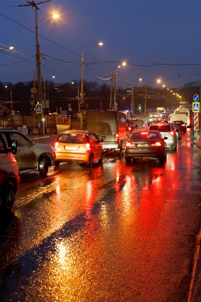 Tráfico urbano en la noche lluviosa — Foto de Stock