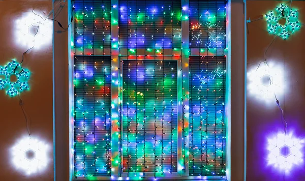 Outdoor Xmas garland decorate window — Stock Photo, Image