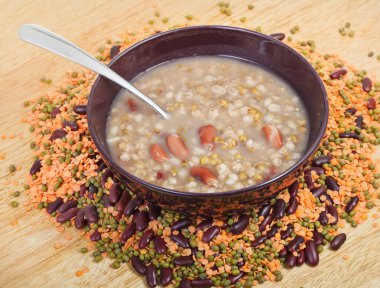 bir kase çorba kaşığı plaka üzerinde pottage