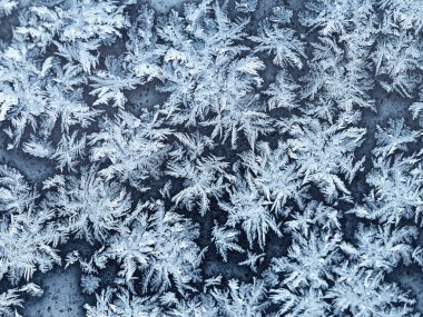 kar taneleri ve Frost'un üzerinde pencere bölmesini kapat