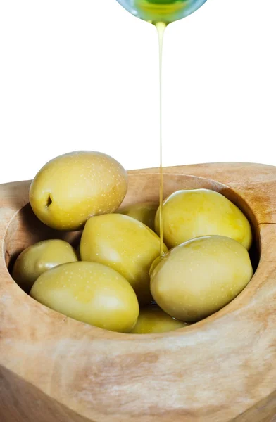 Olivenöl tröpfelt aus Flasche auf Oliven — Stockfoto