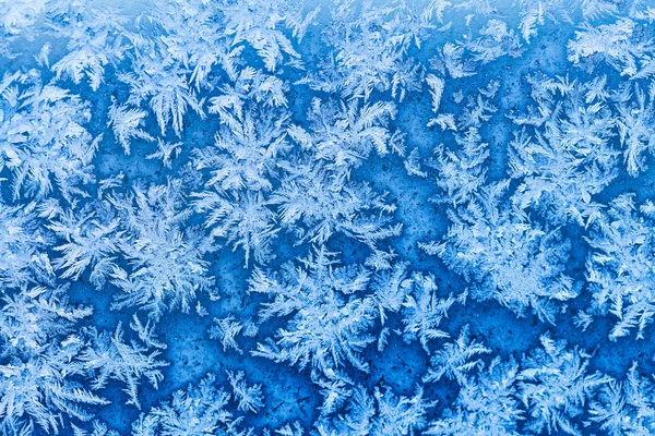 Schneeflocken und Frost am Fenster im Winter aus nächster Nähe — Stockfoto