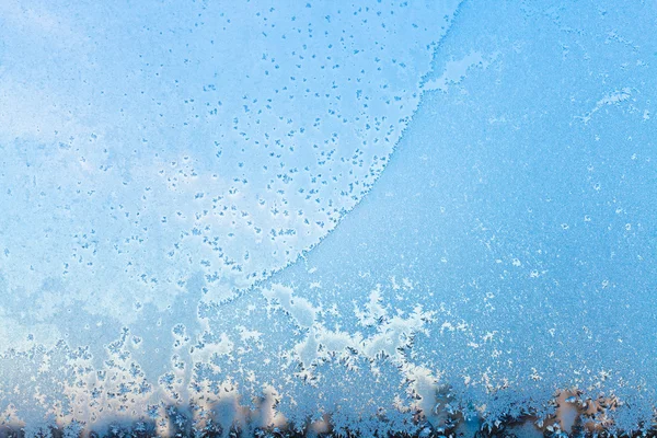 Painel de janela com padrão de geada no inverno frio — Fotografia de Stock
