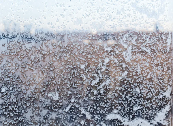 Blick auf den Stadtpark durch das verschneite Fenster — Stockfoto