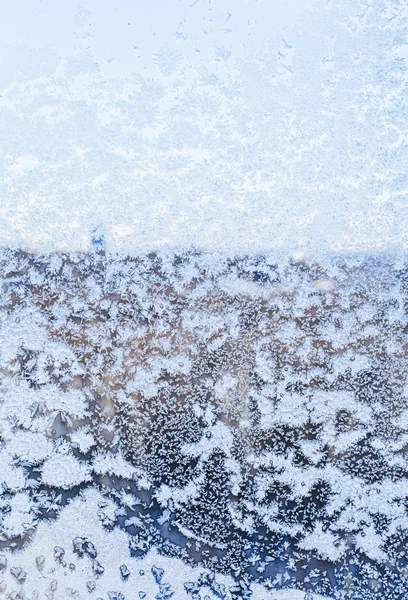 Visa genom det snötäckta fönstret på vintern — Stockfoto