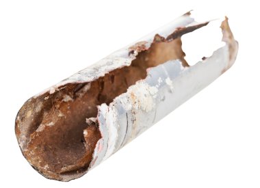 aşınmış metal drenaj lavabo boru üzerinde beyaz izole