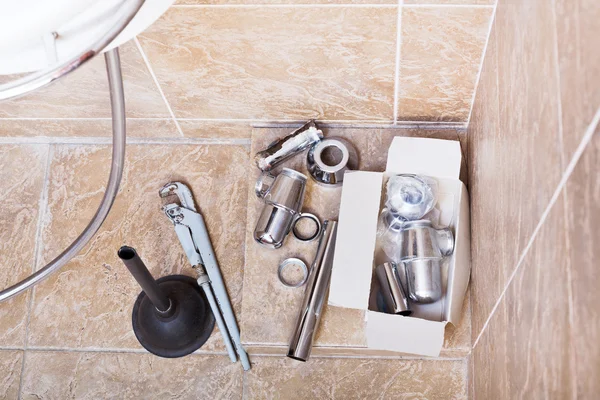 Replacing of rusted plumbing trap from sink — Stock Photo, Image