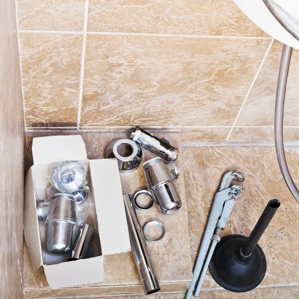 Reparation av rostiga diskbänk sifon i badrum — Stockfoto