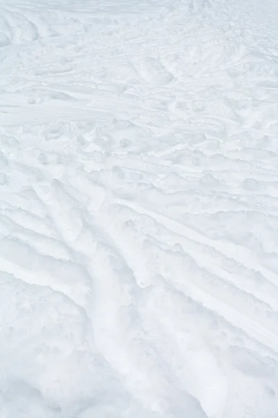 Ski tracks en wandelpaden in de sneeuw — Stockfoto