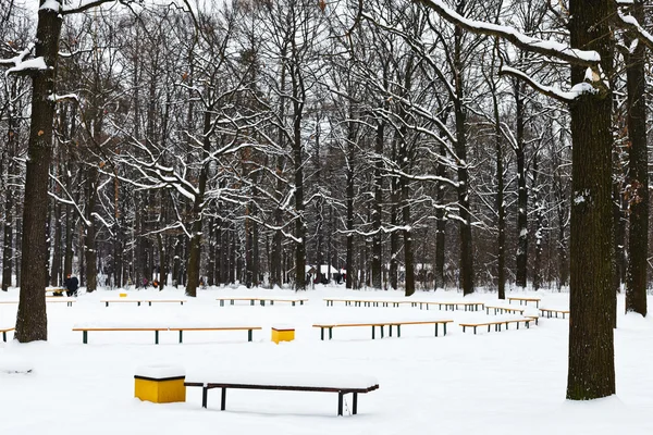Snow covered recreation area in urban park — Stock Photo, Image