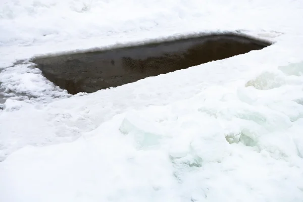 Ледяное отверстие с замерзшей водой в пруду и ледяных блоков — стоковое фото