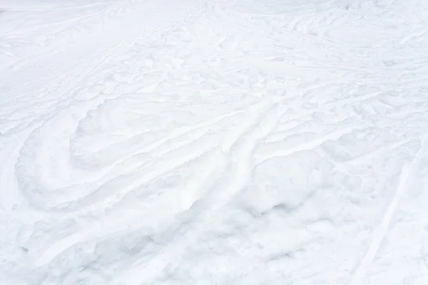 Schneefeld mit Pisten und Wegen im Schnee — Stockfoto