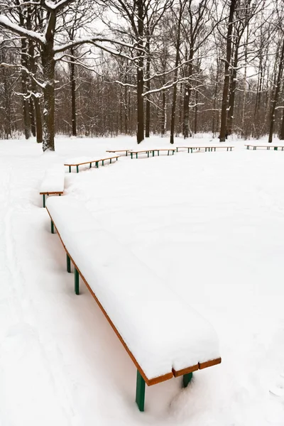 Nieve en bancos en el parque de la ciudad —  Fotos de Stock