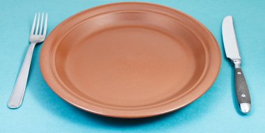 boş kahverengi tabak çatal ve bıçak yeşil