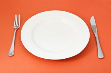 Boş beyaz tabak çatal ve bıçak kırmızı